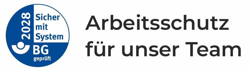 Ein blaues und weißes kreisförmiges Logo mit 2028 Sicher mit System BG geprüft neben dem deutschen Text Arbeitsschutz für unser Team in fetten schwarzen Buchstaben.